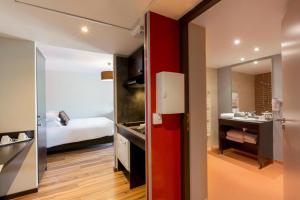 图瓦里日内瓦 - 图瓦里贝斯特维斯特公园酒店的客房设有带一张床和镜子的浴室