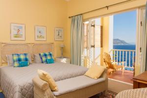 西蒙镇信天翁宾馆的一间卧室设有一张床,享有海景