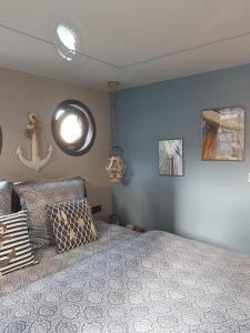 库克斯港Riverloft I的一间卧室设有一张床和蓝色的墙壁