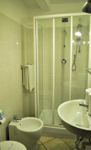 热那亚阿瓜利欧酒店的带淋浴、卫生间和盥洗盆的浴室