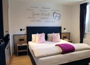 卡普尔Apart Riffla的卧室配有一张带粉红色枕头的大床