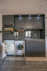 都柏林Grafton Street Studios by City Break Apartments的厨房配有洗衣机和洗衣机。
