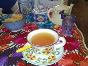 维罗纳自由镇Lovely Casa Paola的坐在桌子上与其他杯子一起喝一杯茶