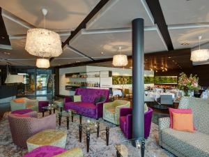 BirrwilHotel-Restaurant-Schifflände的一间用餐室,配有紫色家具和桌子