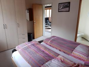 米伦木屋海葵2旅馆的一间卧室配有一张床和镜子