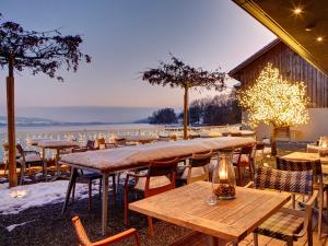 BirrwilHotel-Restaurant-Schifflände的雪中带桌椅的餐厅