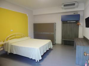 庞贝Camping Zeus的一间医院房间,配有床和黄色的墙壁