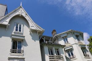 勒阿弗尔Maison Valmer - L'armateur, élégant penthouse classé 4 étoiles的白色的建筑,设有窗户,天空蔚蓝