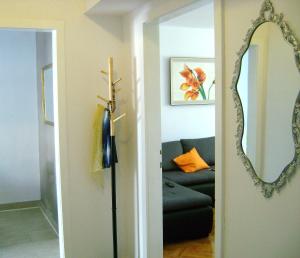 斯普利特Apartment Veronica的客厅配有镜子和沙发