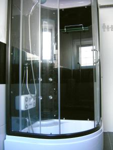 斯普利特Apartment Veronica的浴室里设有玻璃门淋浴