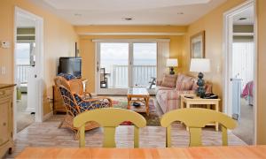 普罗温斯敦萨福赛德套房酒店的客厅配有沙发和桌椅