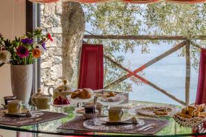 菲纳莱利古雷得利尤里维住宿加早餐旅馆的一张桌子,上面有食物,享有海景