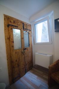 皮兰Traditional Piran house的浴室设有木门和窗户。