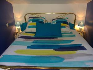 维也纳鸥泊玛歇民宿的一张带蓝色和黄色枕头的床