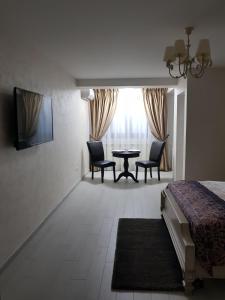加拉茨Apartament Panoramic的卧室配有一张床和一张桌子及椅子