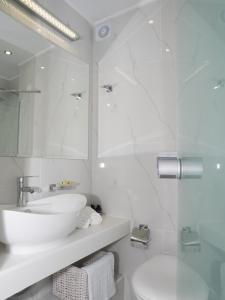 克里希阿克提阿玛丽利斯海滩酒店的白色的浴室设有水槽和镜子