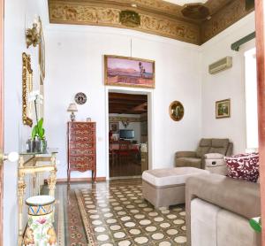 巴勒莫Casa de Spuches的客厅配有沙发和桌子