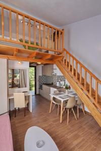 斯科派洛斯Smaragda Studios Skopelos的房屋内的厨房和用餐室,设有楼梯