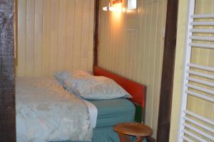 Cabane en forêt客房内的一张或多张床位