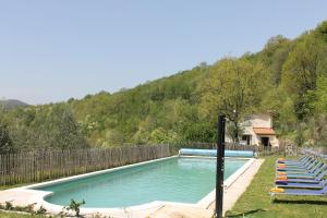 TresanaCollina di Sopra的一个带椅子和围栏的游泳池