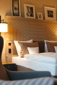 基尔基尔考夫曼罗曼蒂克酒店的配有床头板的酒店客房内的两张床
