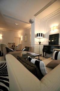 卡普戴尔摩纳哥酒店的带沙发和钢琴的客厅