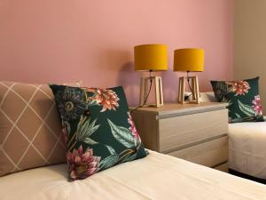 贡多马尔La casa de Perfecta的卧室配有两盏床头灯。