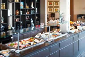 基尔基尔考夫曼罗曼蒂克酒店的包含多种不同食物的自助餐