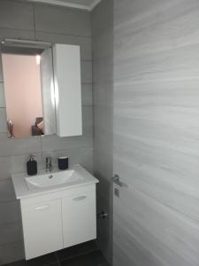 卡瓦拉Kalliopi's Guesthouse的浴室设有白色水槽和镜子