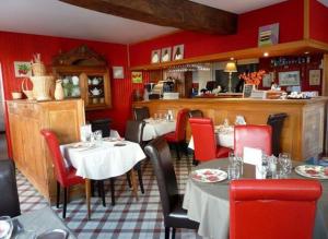 Rigny-UsséLe Clos d'Ussé的一间带桌椅和红色墙壁的餐厅