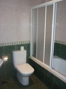 VimianzoPensión Risco的浴室配有卫生间、盥洗盆和浴缸。