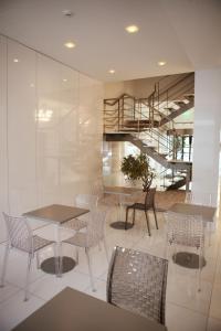 波瓦-迪瓦尔津绿色海岸酒店的一间带桌椅的用餐室和楼梯