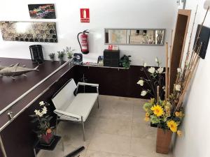 阿罗萨新镇巴塞亚港公寓的一个带桌子、椅子和鲜花的办公室