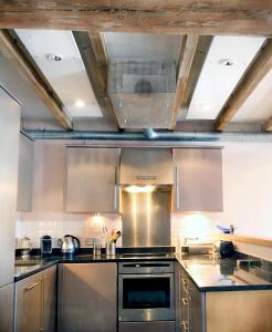 伦敦K仓库3号公寓的厨房配有不锈钢用具和天花板
