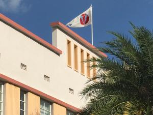迈阿密海滩维斯凯酒店的悬挂在建筑物顶上的一盏朝鲜国旗