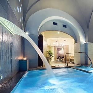 布林迪西Dimora Nettare的一座带喷泉的酒店游泳池
