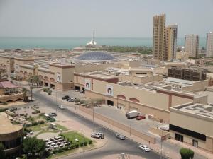 科威特Marina Royal Hotel Suites的享有街道和建筑的城市美景