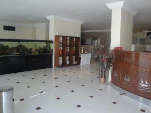 科威特Marina Royal Hotel Suites的大房间设有白色瓷砖地板和柜台