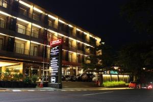 苏加武眉阿奴格拉苏卡布米酒店的一座建筑,在晚上前有标志
