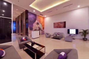 北干巴鲁FOX Hotel Pekanbaru的带沙发和平面电视的客厅