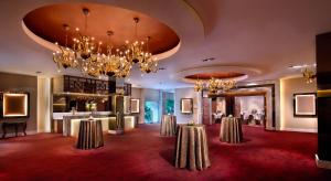 新加坡福康宁酒店的大房间设有吊灯和红地毯