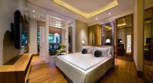 新加坡福康宁酒店的卧室配有一张白色大床和电视。