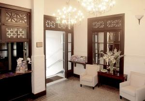 悉尼邦迪酒店 的一间设有镜子、两把椅子和吊灯的房间