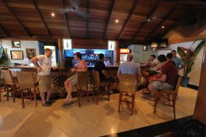 科科波科可波海滩别墅度假村的一群人坐在餐厅酒吧里