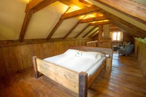 阿尔陶塞Chalet Altaussee的一间带一张床的卧室,位于带木制天花板的房间内