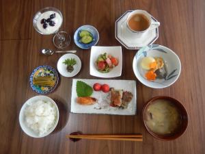 TaragiB&B Toyonoakari的餐桌,盘子,咖啡