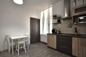 玛丽亚温泉赖斯尼拓扑公寓的厨房配有桌子和桌椅