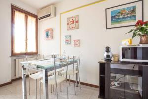 克雷莫纳Residenza "Il Torrazzo"的厨房配有桌椅和微波炉。
