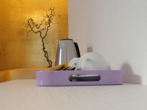 的里雅斯特La Dorata的一张带烤面包机的桌子上的紫色的搁置物