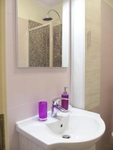 的里雅斯特La Dorata的白色的浴室设有水槽和镜子